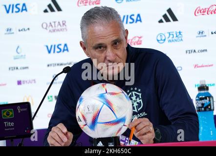 Doha, Katar. 23.. November 2022. Brasiliens Cheftrainer Tite nimmt einen Tag vor dem Gruppenspiel G zwischen Brasilien und Serbien an einer Pressekonferenz zur FIFA-Weltmeisterschaft 2022 in Katar Teil, die am 23. November 2022 in Doha stattfindet. Kredit: Li Gang/Xinhua/Alamy Live News Stockfoto