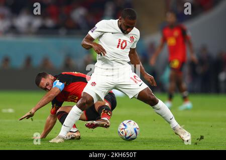 Doha, Katar. 23.. November 2022. Eden Hazard (L) von Belgien in Aktion mit Junior Hoilett von Kanada während des Spiels der FIFA-Weltmeisterschaft Gruppe F 2022 im Ahmad bin Ali Stadion in Doha, Katar, am 23. November 2022. Foto: Chris Brunskill/UPI Credit: UPI/Alamy Live News Stockfoto