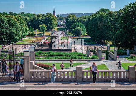 Die Menschen genießen einen sonnigen Tag im Frogner Park mit der Vigeland-Installation. Oslo, Norwegen. Stockfoto