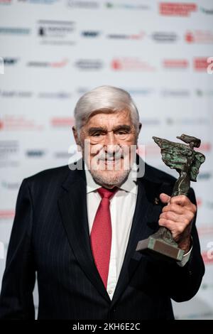 23. November 2022, Nordrhein-Westfalen, Lünen: Mario Adorf steht im Kino und erhält den Preis für sein Lebenswerk. Schauspieler Mario Adorf erhält den „Nike“-Preis für sein Lebenswerk auf dem Kinofest Lünen 32.. Das Kinofest wird von Medienminister Liminski eröffnet und läuft bis November 27. Insgesamt werden etwa 60 Filme gezeigt. Es werden mehrere Preise vergeben. Foto: Fabian Strauch/dpa Stockfoto