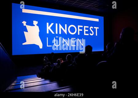 23. November 2022, Nordrhein-Westfalen, Lünen: Auf einem Bildschirm im Auditorium steht "Kinofest Lünen. Schauspieler Mario Adorf erhält den „Nike“-Preis für sein Lebenswerk auf dem Kinofest Lünen 32.. Das Kinofest wird von Medienminister Liminski eröffnet und läuft bis November 27. Insgesamt werden etwa 60 Filme gezeigt. Es werden mehrere Preise vergeben. Foto: Fabian Strauch/dpa Stockfoto