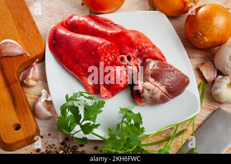 Rohes Lamm Lunge und Herz serviert mit Gemüse, niemand Stockfoto