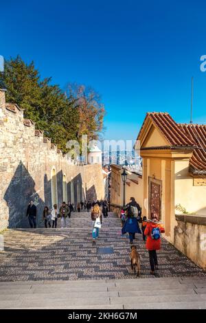 Die Treppe zur alten Burg (Zámecké schody) führt zur Prager Burg und zum Hradcany-Platz, Malá Strana, Prag, Tschechische Republik Stockfoto