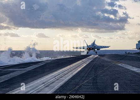 USS George HW Bush, Griechenland. 21. November 2022. EIN US-AMERIKANISCHER Navy F/A-18F Super-Hornet-Kampfflugzeug, dem Jolly Rogers des Strike-Fighter-Geschwaders 103 zugeteilt, startet vom Cockpit des Flugzeugträgers USS George H.W. der Nimitz-Klasse Bush während der NATO-Operationen am 21. November 2022 in der Adria. Kredit: MC3 Samuel Wagner/US Navy Photo/Alamy Live News Stockfoto