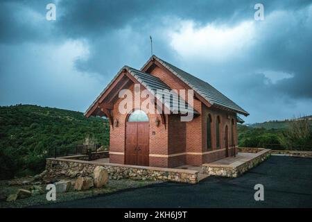 Eine kleine Kirche bei Sonnenuntergang während der Monsunzeit im Fain Park in Prescott Valley, Arizona, USA Stockfoto