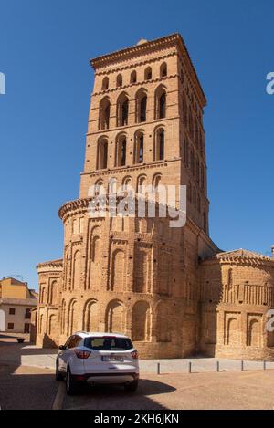 Der Kirchturm der Iglesia de San Lorenzo in Sahagún wurde im 13. Jahrhundert aus Ziegeln im arabisch beeinflussten Mudéjar-Stil erbaut. Stockfoto