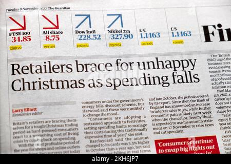 Einzelhändler bereiten sich auf unglückliche Weihnachten vor, da die Ausgaben sinken Guardian Schlagzeile Financial Seite Retail Christmas cutting 8 November 2022 London UK Stockfoto