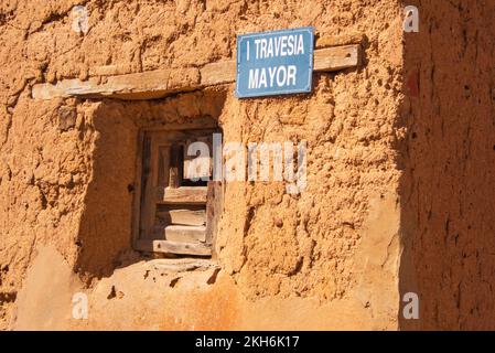 Detail eines Hauses im typischen lehmziegelstil mit Ziegeln aus Lehm, was typisch für ältere Häuser auf der spanischen Meseta Ebene ist. Stockfoto