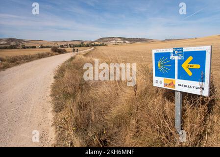 Ein Wegweiser auf dem Weg zum Dorf Hornillos del Camino: Der Weg von St. James führt direkt durch die Meseta, die endlose kastilische Hochebene. Stockfoto