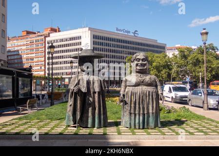 Kunst in den Straßen von Burgos. Zwei Bronzestatuen in Form der berühmten tanzenden Riesen, die Gigantillos y Gigantones des Sampedros Festivals. Stockfoto