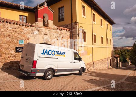 Ein Jacotrans-Transporter. Das Unternehmen bietet Gepäcktransfer zwischen Hostels oder Hotels für Pilger auf dem Camino de Santiago. Stockfoto