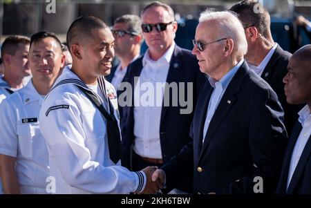 Honolulu, Usa. 16. November 2022. USA Präsident Joe Biden begrüßt Angehörige der Streitkräfte während eines Zwischenstopps auf dem Rückweg vom G20-Gipfel in Indonesien auf der Joint Base Pearl Harbor-Hickam am, 16. November 2022 in Honolulu, Hawaii. Kredit: MC1 Anthony J. Rivera/USA Navy Photo/Alamy Live News Stockfoto