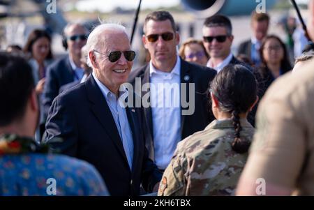 Honolulu, Usa. 16. November 2022. USA Präsident Joe Biden begrüßt Angehörige der Streitkräfte während eines Zwischenstopps auf dem Rückweg vom G20-Gipfel in Indonesien auf der Joint Base Pearl Harbor-Hickam am, 16. November 2022 in Honolulu, Hawaii. Kredit: MC1 Anthony J. Rivera/USA Navy Photo/Alamy Live News Stockfoto