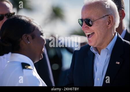 Honolulu, Usa. 16. November 2022. USA Präsident Joe Biden begrüßt Angehörige der Streitkräfte während eines Zwischenstopps auf dem Rückweg vom G20-Gipfel in Indonesien auf der Joint Base Pearl Harbor-Hickam am, 16. November 2022 in Honolulu, Hawaii. Kredit: MC1 Anthony J. Rivera/USA Navy Photo/Alamy Live News Stockfoto