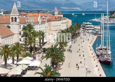 Blick auf die Altstadt und die Promenade von der Burg Kamerlengo (Kastel Kamerlengo), Trogir, Gespanschaft Split-Dalmatien, Kroatien Stockfoto