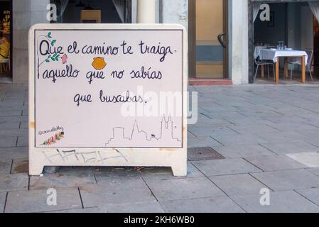 Eine Weisheit für Pilger auf dem Camino de Santiago, wie sie auf dem Marktplatz in Logroño zu sehen ist: "Möge der Weg euch geben, was ihr sucht, ohne es zu wissen". Stockfoto