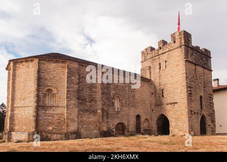 Die historische romanische Kirche San Miguel Arcàngel an der Cizur Menor nahe der Stadt Pamplona ist die einzige Überreste eines mittelalterlichen Klosters. Bis heute gehört sie zum Orden der Malteserritter und dient auch als Zufluchtsort für Pilger auf dem Weg nach Santiago de Compostela. Stockfoto