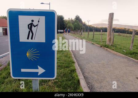 Für den Camino hier entlang. Wegweiser für Pilger auf dem Weg nach St. James von Roncesvalles. Stockfoto