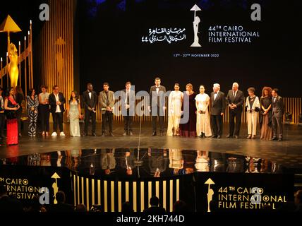 Kairo, Ägypten. 22.. November 2022. Am 22. November 2022 nehmen Besucher an der Preisverleihung des internationalen Filmfestivals von Kairo in Kairo, Ägypten, Teil. Der palästinensische Film Alam, der von dem palästinensischen Filmemacher Firas Khoury geleitet und von Produzenten aus Frankreich, Tunesien, Palästina, Saudi-Arabien und Katar kofinanziert wird, gewann den besten Goldenen Pyramiden-Preis für den besten Film auf dem internationalen Filmfestival von Kairo (CIFF) 44., das hier am Dienstagabend endet. Kredit: Mohamed Asad/Xinhua/Alamy Live News Stockfoto