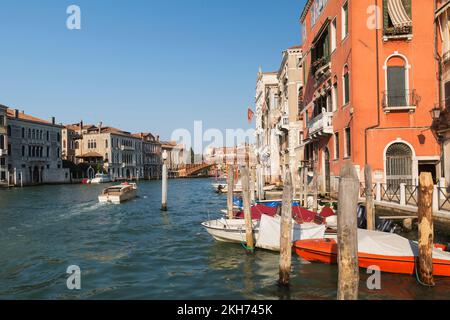 Palastgebäude im Renaissance-Stil und vertäute Boote auf dem Grand Canal, San Marco, Venedig, Venetien, Italien. Stockfoto