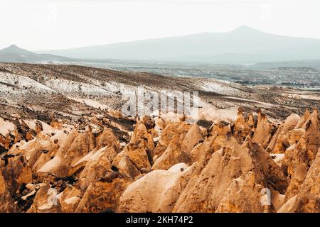 Rose Valley um Goreme. Anatolisches Plateau. Kappadokien. Türkei. Felsformationen Stockfoto