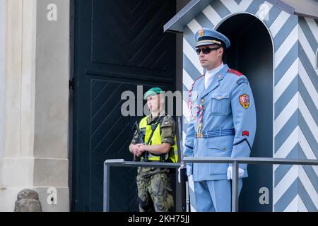Prag, Tschechische Republik - 4. September 2022: Mann der Prager Burgwache steht vor dem Stand Stockfoto