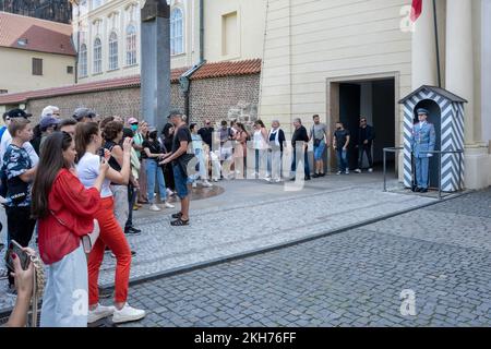 Prag, Tschechische Republik - 4. September 2022: Touristen machen Fotos von einer Prager Burgwache Stockfoto