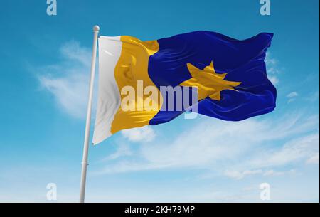 Offizielle Flagge von Hutchinson, Kansas, ungebundene Staaten von Amerika bei bewölktem Himmel bei Sonnenuntergang, Panoramablick. USA Reisen und patriotische Konzept. Kopieren Stockfoto