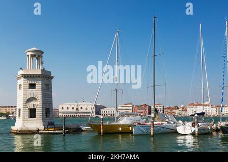 Leuchtturm und Segelboote liegen im Yachthafen auf der Insel San Giorgio Maggiore, Venedig, Venetien, Italien. Stockfoto