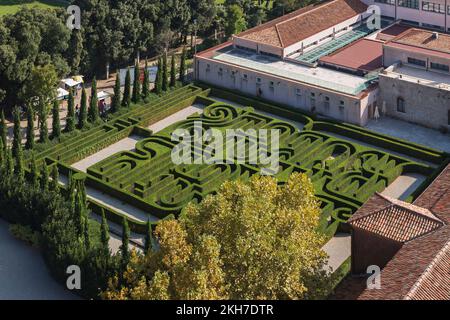 Blick von oben auf das Labyrinth mit Schotterwegen und getrimmten Laubhecken vom Glockenturm auf der Insel San Giorgio Maggiore, Lagune von Venedig, Venetien, Italien. Stockfoto