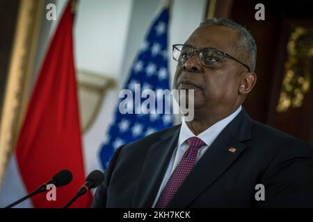 Jakarta, Indonesien. 21. November 2022. USA Verteidigungsminister Lloyd J. Austin III, hört auf einer gemeinsamen Pressekonferenz mit dem indonesischen Verteidigungsminister Prabowo Subianto am 21. November 2022 in Jakarta, Indonesien, eine Frage. Kredit: Chad J. McNeeley/DOD/Alamy Live News Stockfoto