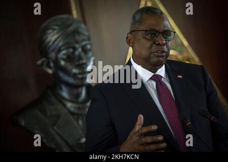 Jakarta, Indonesien. 21. November 2022. USA Verteidigungsminister Lloyd J. Austin III, hört auf einer gemeinsamen Pressekonferenz mit dem indonesischen Verteidigungsminister Prabowo Subianto am 21. November 2022 in Jakarta, Indonesien, eine Frage. Kredit: Chad J. McNeeley/DOD/Alamy Live News Stockfoto