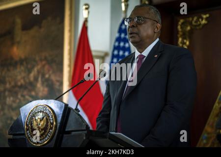 Jakarta, Indonesien. 21. November 2022. USA Verteidigungsminister Lloyd J. Austin III, hört auf einer gemeinsamen Pressekonferenz mit dem indonesischen Verteidigungsminister Prabowo Subianto am 21. November 2022 in Jakarta, Indonesien, eine Frage. Kredit: Chad J. McNeeley/DOD/Alamy Live News Stockfoto