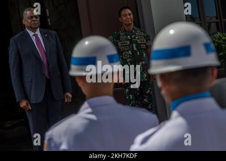 Jakarta, Indonesien. 21. November 2022. USA Verteidigungsminister Lloyd J. Austin III, Left, und indonesischer Generalleutnant Andika Perkasa, Befehlshaber der nationalen Streitkräfte, stehen bei der Ankunft im indonesischen Militärhauptquartier am 21. November 2022 in Jakarta, Indonesien, für die Nationalhymnen. Kredit: Chad J. McNeeley/DOD/Alamy Live News Stockfoto