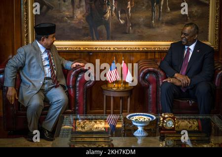 Jakarta, Indonesien. 21. November 2022. USA Verteidigungsminister Lloyd J. Austin III, anlässlich eines bilateralen Einzeltreffens mit dem indonesischen Verteidigungsminister Prabowo Subianto im Gebäude des Verteidigungsministeriums am 21. November 2022 in Jakarta, Indonesien. Kredit: Chad J. McNeeley/DOD/Alamy Live News Stockfoto