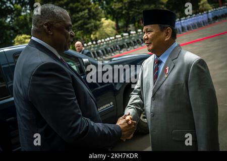 Jakarta, Indonesien. 21. November 2022. USA Verteidigungsminister Lloyd J. Austin III, Left, wird vom indonesischen Verteidigungsminister Prabowo Subianto zur offiziellen Ankunftszeremonie im Gebäude des Verteidigungsministeriums am 21. November 2022 in Jakarta, Indonesien, begrüßt. Kredit: Chad J. McNeeley/DOD/Alamy Live News Stockfoto