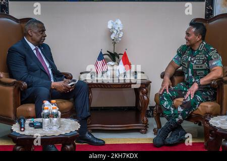 Jakarta, Indonesien. 21. November 2022. USA Verteidigungsminister Lloyd J. Austin III, Left, während eines persönlichen Treffens mit dem indonesischen Generalleutnant Andika Perkasa, Befehlshaber der nationalen Streitkräfte im indonesischen Militärhauptquartier, am 21. November 2022 in Jakarta (Indonesien). Kredit: Chad J. McNeeley/DOD/Alamy Live News Stockfoto