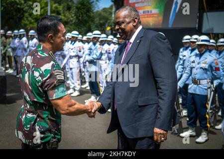 Jakarta, Indonesien. 21. November 2022. USA Verteidigungsminister Lloyd J. Austin III, Right, wird vom indonesischen General Andika Perkasa, Befehlshaber der nationalen Streitkräfte, bei Ankunft im indonesischen Militärhauptquartier am 21. November 2022 in Jakarta (Indonesien) begrüßt. Kredit: Chad J. McNeeley/DOD/Alamy Live News Stockfoto