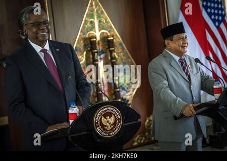 Jakarta, Indonesien. 21. November 2022. USA Verteidigungsminister Lloyd J. Austin III. Verließ den Raum während einer gemeinsamen Nachrichtenkonferenz mit dem indonesischen Verteidigungsminister Prabowo Subianto im Gebäude des Verteidigungsministeriums am 21. November 2022 in Jakarta, Indonesien. Kredit: Chad J. McNeeley/DOD/Alamy Live News Stockfoto