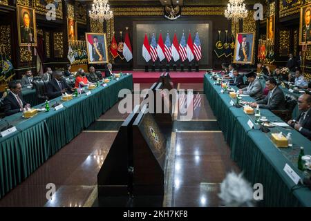 Jakarta, Indonesien. 21. November 2022. USA Verteidigungsminister Lloyd J. Austin III, Left, während eines erweiterten bilateralen Treffens mit indonesischem Verteidigungsminister Prabowo Subianto, rechts, am 21. November 2022 in Jakarta, Indonesien. Kredit: Chad J. McNeeley/DOD/Alamy Live News Stockfoto