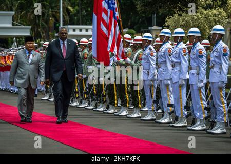 Jakarta, Indonesien. 21. November 2022. USA Verteidigungsminister Lloyd J. Austin III, Right, wird vom indonesischen Verteidigungsminister Prabowo Subianto während der Ankunftszeremonie im Gebäude des Verteidigungsministeriums am 21. November 2022 in Jakarta, Indonesien, zur Überprüfung der Truppen begleitet. Kredit: Chad J. McNeeley/DOD/Alamy Live News Stockfoto