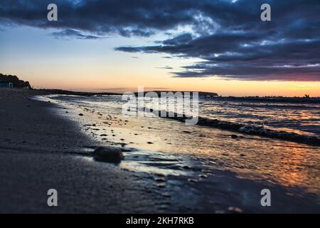 Ein malerischer Blick auf einen Strand bei Sonnenuntergang in Shanklin, Isle of Wight, England, Großbritannien Stockfoto