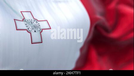 Nahaufnahme der maltesischen Nationalflagge, die im Wind winkt. Die Republik Malta ist ein Inselstaat im Mittelmeer. Ba mit Strukturmuster Stockfoto