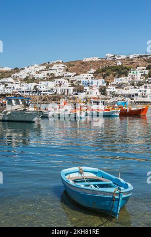 Blaues Ruderboot und Fischerboote im alten Hafen, Mykonos Stadt, Mykonos Insel, Griechenland. Stockfoto