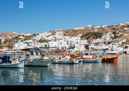 Kleine Fischerboote legen im alten Hafen, Mykonos Stadt, Mykonos Insel, Griechenland an. Stockfoto