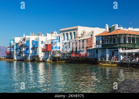 Häuser am Wasser mit Loggias im italienischen Stil und Restaurants in der Gegend von Little Venice in Mykonos Stadt, Mykonos Insel, Griechenland. Stockfoto