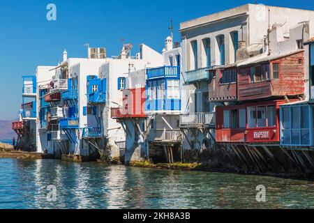 Häuser am Wasser mit Loggias im italienischen Stil und Restaurants in der Gegend von Little Venice in Mykonos Stadt, Mykonos Insel, Griechenland. Stockfoto