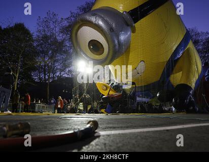 New York, Usa. 23.. November 2022. Der Ballon Stuart The Minion wird am Vorabend der Thanksgiving Day Parade 96. in New York City am Mittwoch, den 23. November 2022 aufgeblasen. Die Parade begann im Jahr 1924 und schloss sie an die zweitälteste Thanksgiving-Parade in den USA mit der Thanksgiving-Parade in Detroit ab. Foto: John Angelillo/UPI Credit: UPI/Alamy Live News Stockfoto