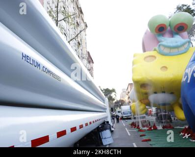 New York, Usa. 23.. November 2022. Ballons werden am Vorabend der Macy's Thanksgiving Day Parade 96. in New York City am Mittwoch, den 23. November 2022 aufgeblasen. Die Parade begann im Jahr 1924 und schloss sie an die zweitälteste Thanksgiving-Parade in den USA mit der Thanksgiving-Parade in Detroit ab. Foto: John Angelillo/UPI Credit: UPI/Alamy Live News Stockfoto