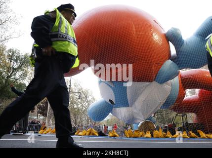 New York, Usa. 23.. November 2022. Der Schlumpf-Ballon wird am Vorabend der 96.. Macy's Thanksgiving Day Parade in New York City am Mittwoch, den 23. November 2022 aufgeblasen. Die Parade begann im Jahr 1924 und schloss sie an die zweitälteste Thanksgiving-Parade in den USA mit der Thanksgiving-Parade in Detroit ab. Foto: John Angelillo/UPI Credit: UPI/Alamy Live News Stockfoto
